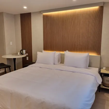 MOMENTS HOTEL