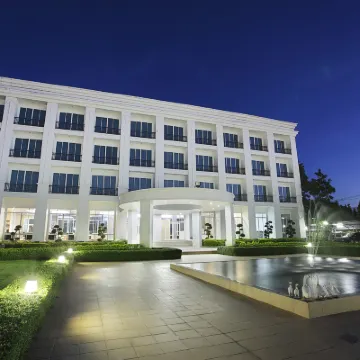 LA VIE EN ROSE HOTEL Hotels near Oub Kham Museum
