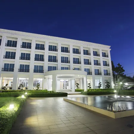 LA VIE EN ROSE HOTEL Отели рядом с достопримечательностью «Музей Уб Кхам»