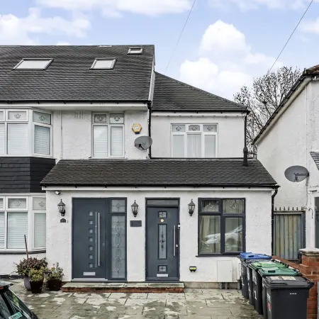 Elegant Stay In London | 7 mins to Norbury Station Отели рядом с достопримечательностью «Железнодорожный вокзал Норбери»