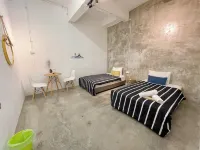 3 BDR shoplot style homestay Yong Peng three rooms. Hotel di Yong Peng