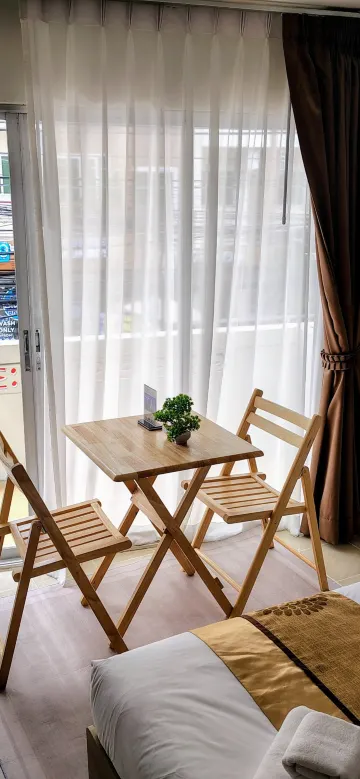 ห้องดีลักซ์ เตียงใหญ่ พร้อมระเบียง