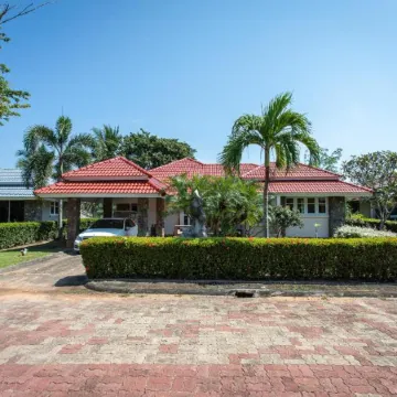 F4 Beach House Kitchen BBQ 3 Bedrooms Large Yard