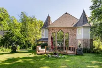 Farm-Style Retreat Near Niagara Falls on 58 Acres - bars