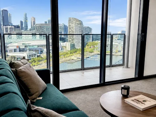 Luxury Waterfront 2BR Designer Apartment | Free Parking | Near Marvel - ペット同伴可