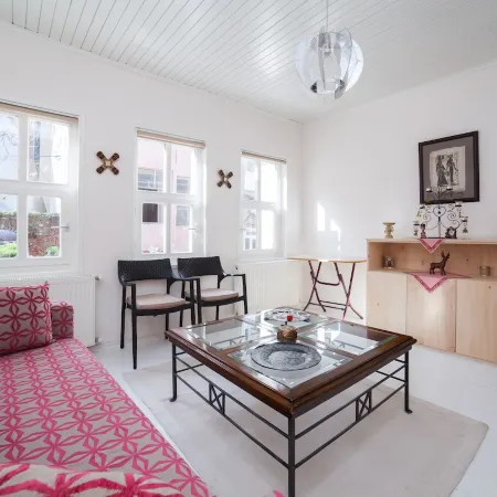 Newly-renovated apartment 1 (bedroom+living room)