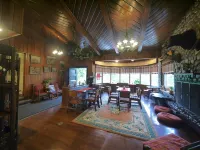 Mountain Lodge Hotel and Restaurant - parking