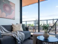 Modern 2B Apt with Views Near Swinburne University 霍索恩區酒店