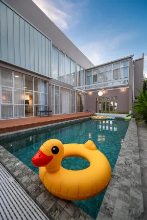 Emeralda pool Villa Near Central Festival 4BR Luxury Stay Отели рядом с достопримечательностью «Zen Paradise Chiang Mai Villa»