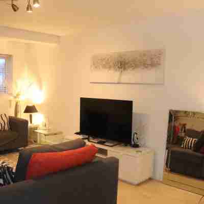 Skyline Haven: Modern 2BR w/ Free Parking & 4kTV Others