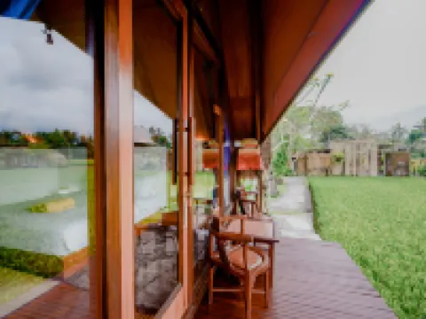 Ubud Rice Field Stay - Mahari by WAHM Villa Alamanda周辺のホテル