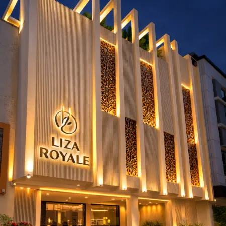 Liza Royale Hotel Near chennai Central Railway Station Отели рядом с достопримечательностью «Форт Музей»