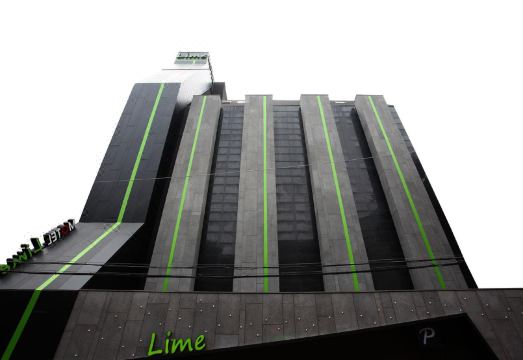 깔끔하게 정돈된 호텔 객실