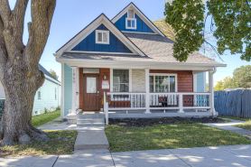 Blue Bungalow: 3 En-Suite on Main Floor