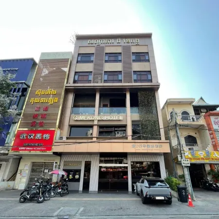 CLOVER HOTEL MONIVONG - BY EMMA