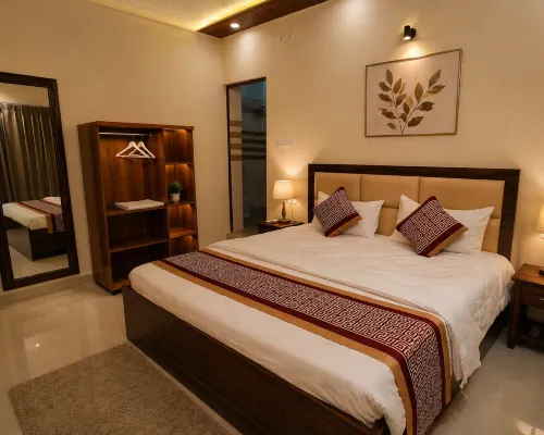 Lotus Stay By Hotel MR โรงแรมใกล้สถานีรถไฟลัคนาวจังก์ชั่น