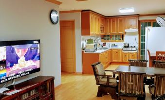 Ha-Wahyeon HOUSE: Great location, views and vibe!