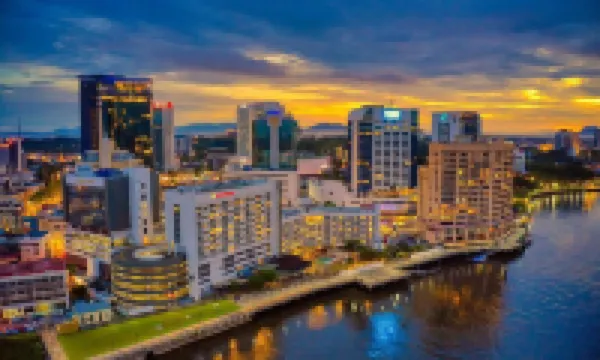 古晉河景陽台房 下樓吃海鮮 上樓看遊船