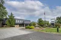 Amwell Suites- Somerset - 駐車場