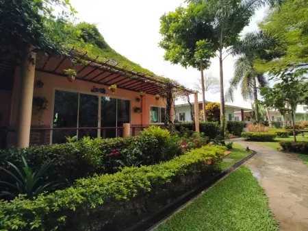 Watermill Resort Khao Yai Отели рядом с достопримечательностью «Wat Kaeng Klang Dong»