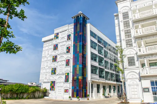Bear & Bird Hotel