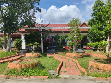 Rooster Mekong Resort Отели в г. TT. Cho Lach