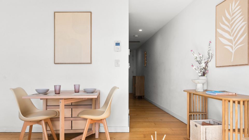Central peaceful 1 bedroom with balcony & aircon