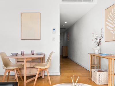 Central peaceful 1 bedroom with balcony & aircon
