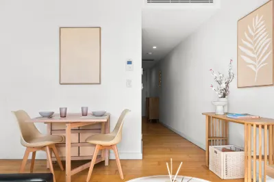 Central peaceful 1 bedroom with balcony & aircon
