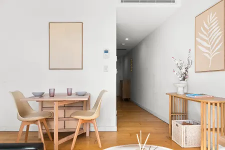 Central peaceful 1 bedroom with balcony & aircon Отели рядом с достопримечательностью «Парк Хармони»