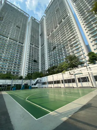 Cozy place near Poblacion and Rockwell Отели рядом с достопримечательностью «Lee Gardens»