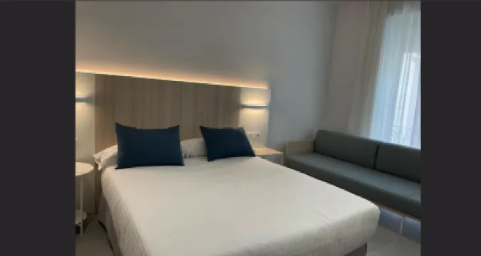 LC Hotel Urbano Hoteles cerca de Escultura San Juan Bautista de Salvador Dalí