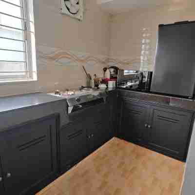 Modern Studio Apt | 15 mins to Airport | Fast WiFi Rooms