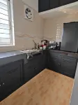 Modern Studio Apt | 15 mins to Airport | Fast WiFi - Homestays