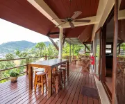 Villa with sea view and edge pool