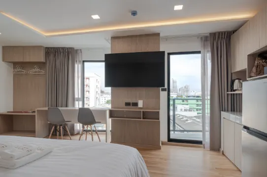 ห้องดีลักซ์เตียงคิงไซส์พร้อมห้องครัวเล็ก