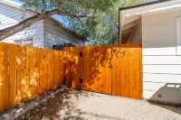 Emerald Escape - UNR & Pet Friendly - Fenced Yard