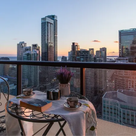 Stunning Skyline View Condo, Steps to CN Tower Отели рядом с достопримечательностью «Аллан Гарденс»