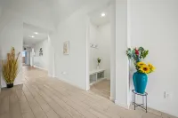 Modern Suburban Retreat Near Shopping & Park -  case vacanza in affitto