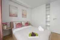 Lumina 3-room Apart w/ Balcony near Mall Arkadia - Condos