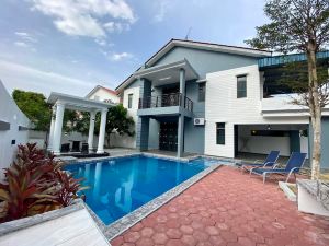 Stylish Blue Water Home w/ Pool