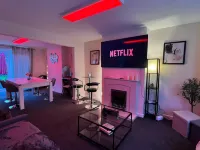 Southampton retreat - hot tub- pool- parking