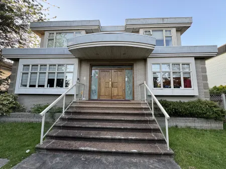 Sunward Coast · Westside Homestay Отели рядом с достопримечательностью «Дэвид Томпсон Секондари Скул»