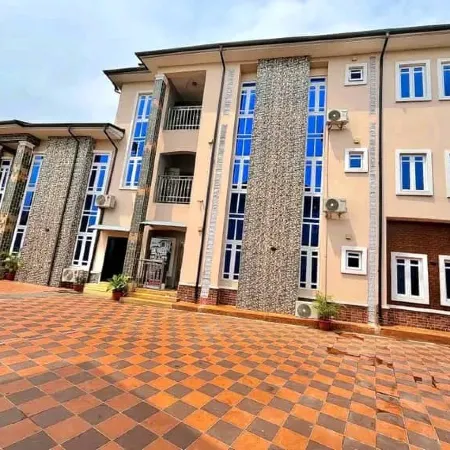 DE ROSS HOTEL & SUITES