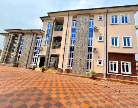 DE ROSS HOTEL & SUITES