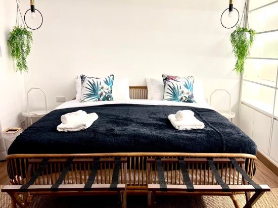“Thong Lo” 3BR Home 75”SmartTV Netflix Thong Lo Alley · Quiet Home in the City Center