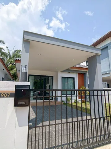 รูปภาพของแทนเนอร์ เฮ้าท์ กระบี่