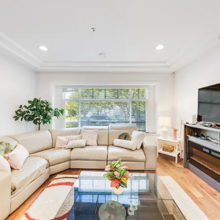 Light‑filled Contemporary 4BR Home | Free Parking