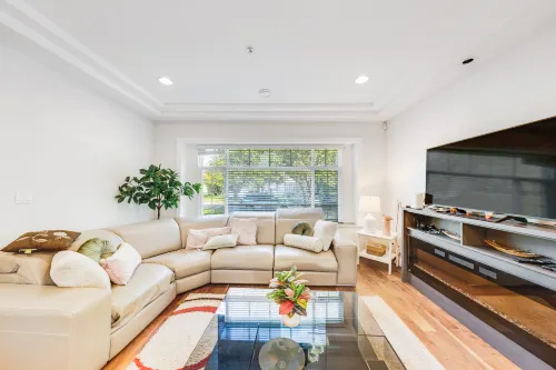 四卧室採光充足現代風民宿|免費停車(Light‑filled Contemporary 4BR Home | Free Parking) - 2 星級