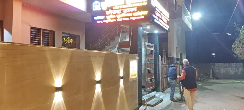 Sukdham Homestays Mathura - 3 ดาว